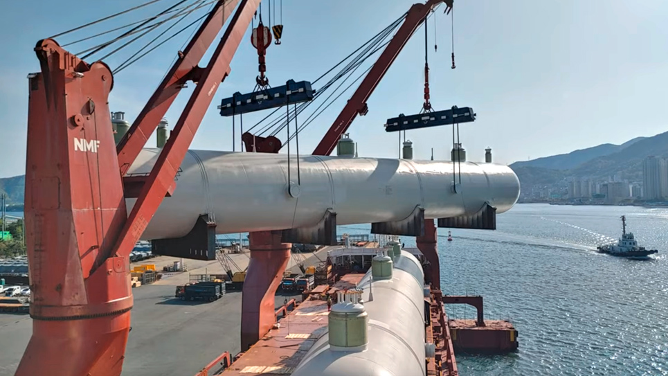SAL: MV Lisa loading equipment for the Bapco Modernization Project