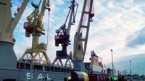 SAL Shipping: MV Lone, Loading fully erected TUKAN cranes